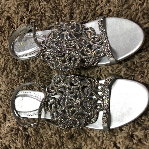 SOLD. Sparkly silver shoes - Picture 3 of 6